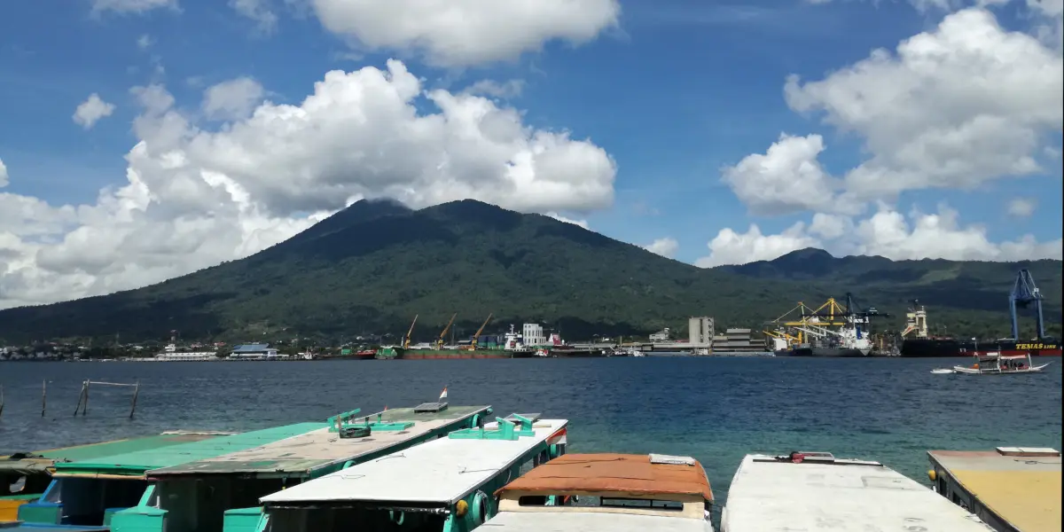 レンベ島からドゥアソウダラ山を望む