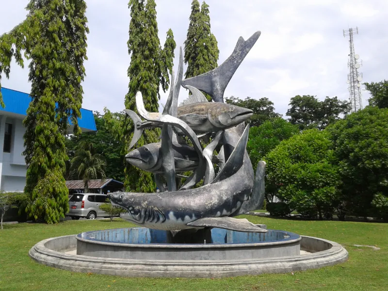 鰹のモニュメント