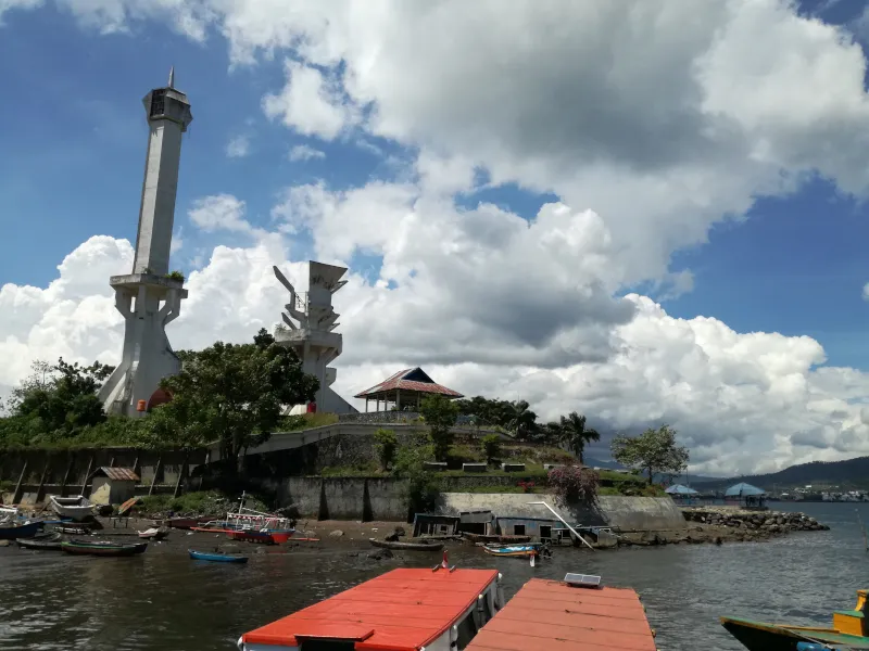 トリコラ記念碑