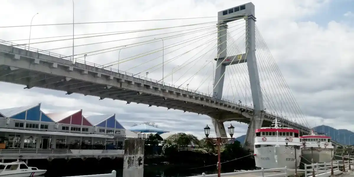マナド港とスカルノ橋