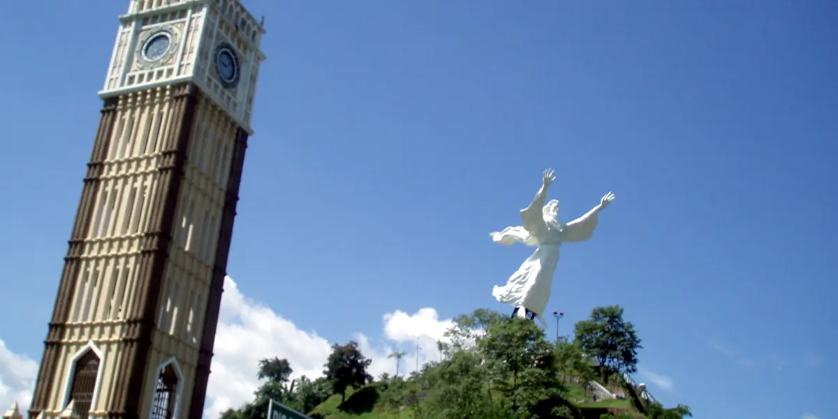 祝福のキリスト像 Monumen Yesus Memberkati