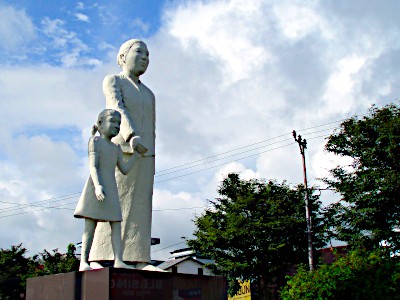 マナドにあるマリア・ワランダ・マラミス像