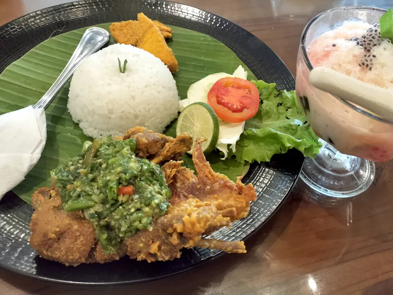 アヤム・ペニュッ・ビトゥン