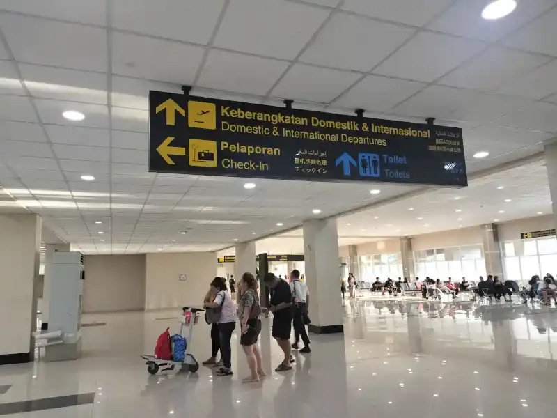サム・ラトゥランギ空港