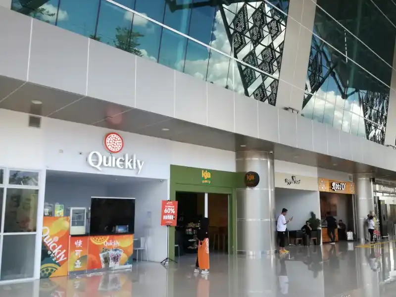サム・ラトゥランギ空港チェックインカウンター