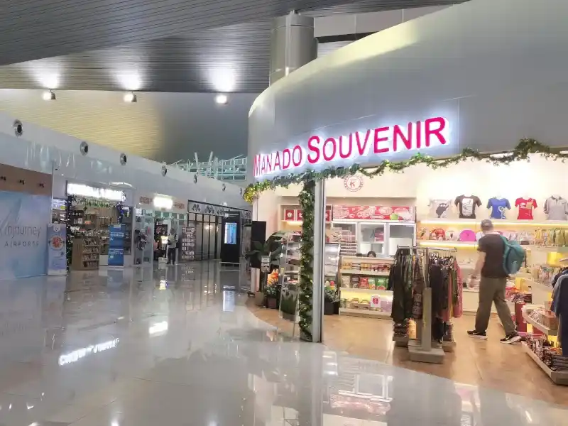 サムラトゥランギ空港の土産物店