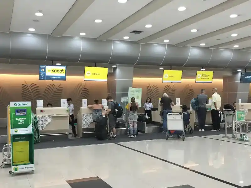 サム・ラトゥランギ空港チェックインカウンター