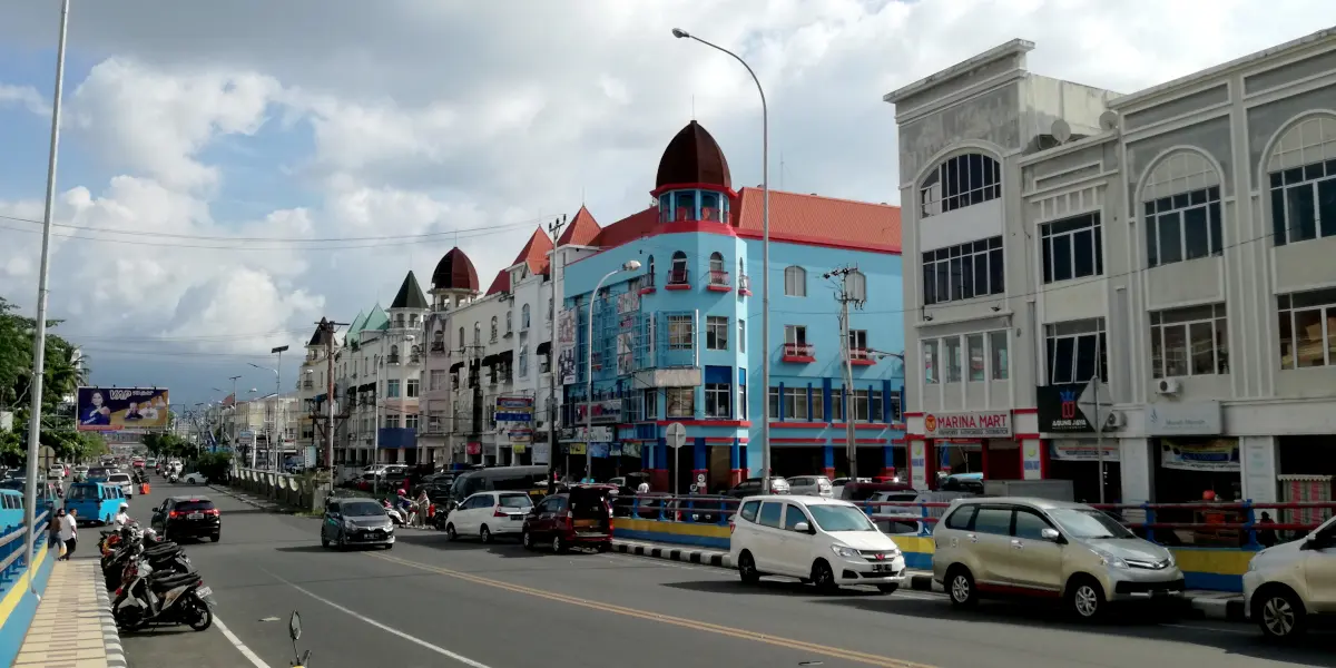 マナドの海岸通り