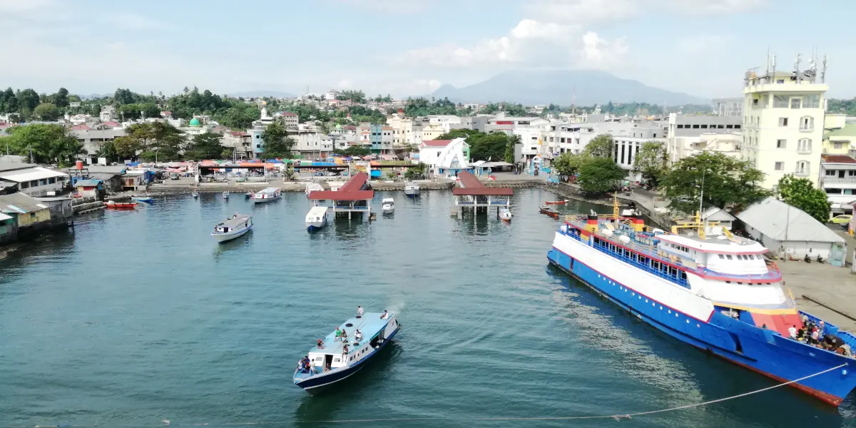 ブナケン方面の船とトランスマナドが発着するカリマス