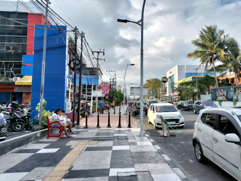 サム・ラトゥランギ通り