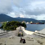 レンベ海峡からビトゥン港を望む