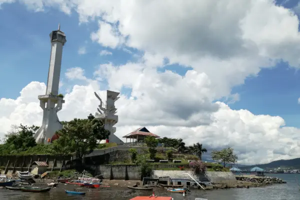 トリコラ記念碑