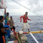 釣り糸を手繰り寄せる