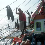 釣り糸を手繰り寄せる