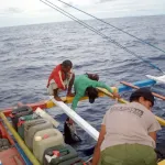 マグロを海中に吊って血抜き